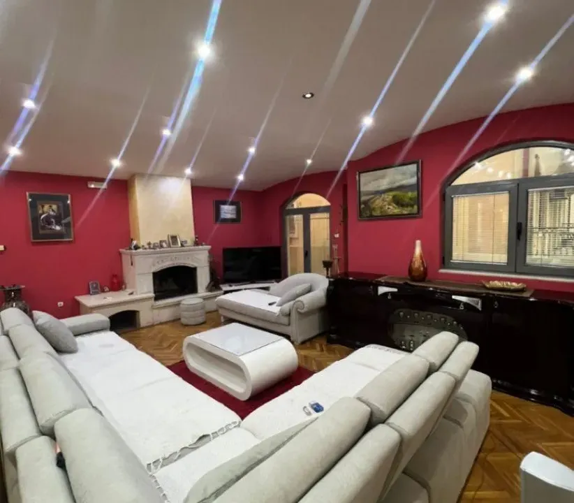 Izdavanje, trosoban stan, 240m², Stari Aerodrom, Podgorica