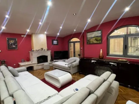 Izdavanje, trosoban stan, 240m², Stari Aerodrom, Podgorica