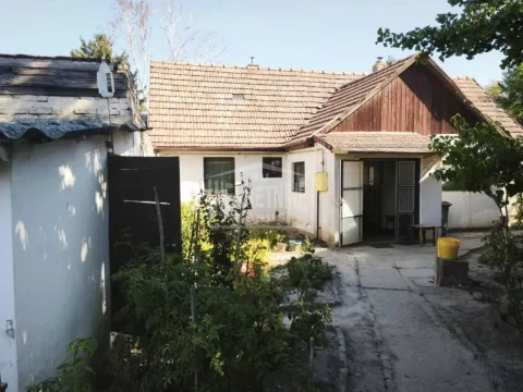 Pogled na dvorište i zadnju stranu kuće sa popločanim stazama i baštom. - image 6