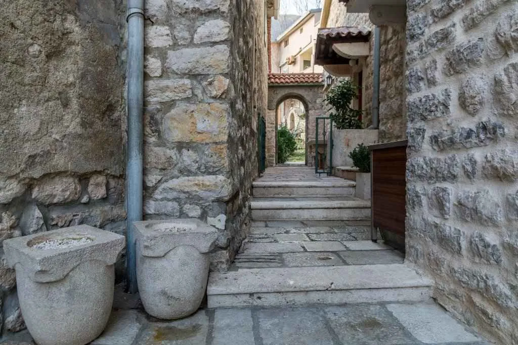 Kameni prolaz između tradicionalnih kuća u starom gradu.