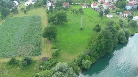 Pogled iz vazduha na zemljište sa zelenilom i rijekom. - image 8