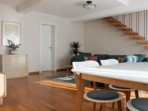 Izdavanje, dvosoban stan, 100m², Centar, Tivat - image 2