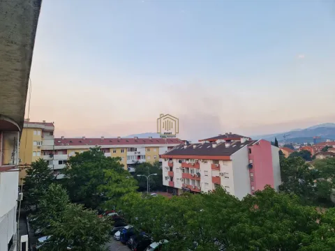 Pogled sa terase na okolne stambene zgrade i zelenilo. - image 11