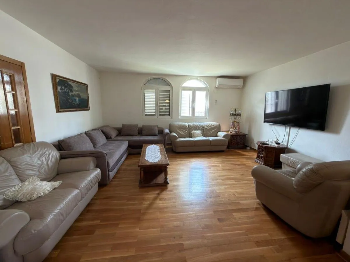 Rent, house, 450m², Zlatica, Podgorica