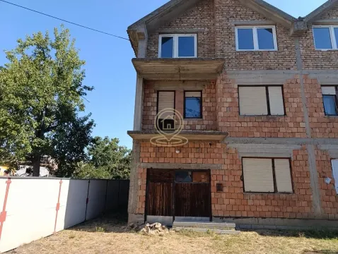 Pogled na spoljašnjost kuće u izgradnji sa ciglom i balkonom. - image 12