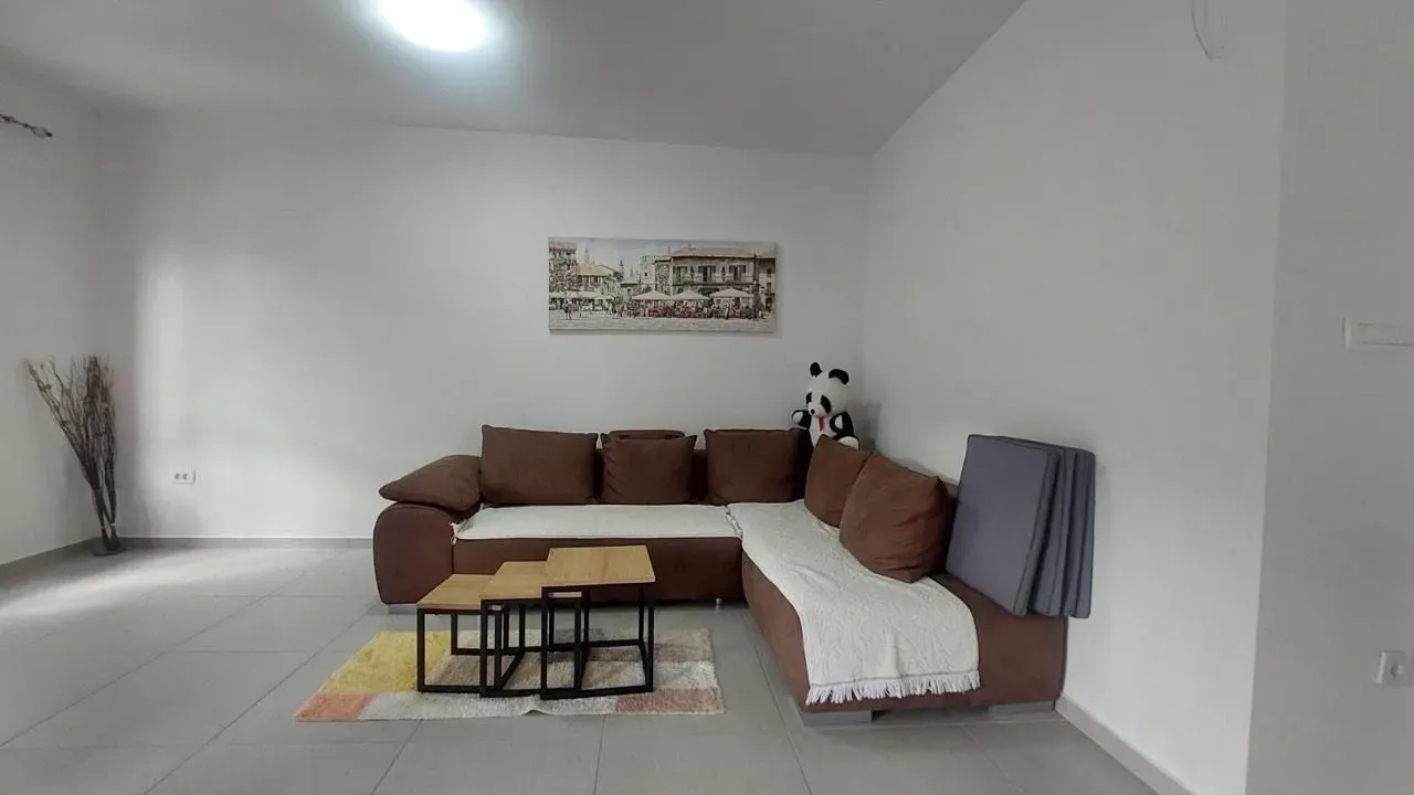 Izdavanje, dvosoban stan, 85m², Dobrota, Kotor