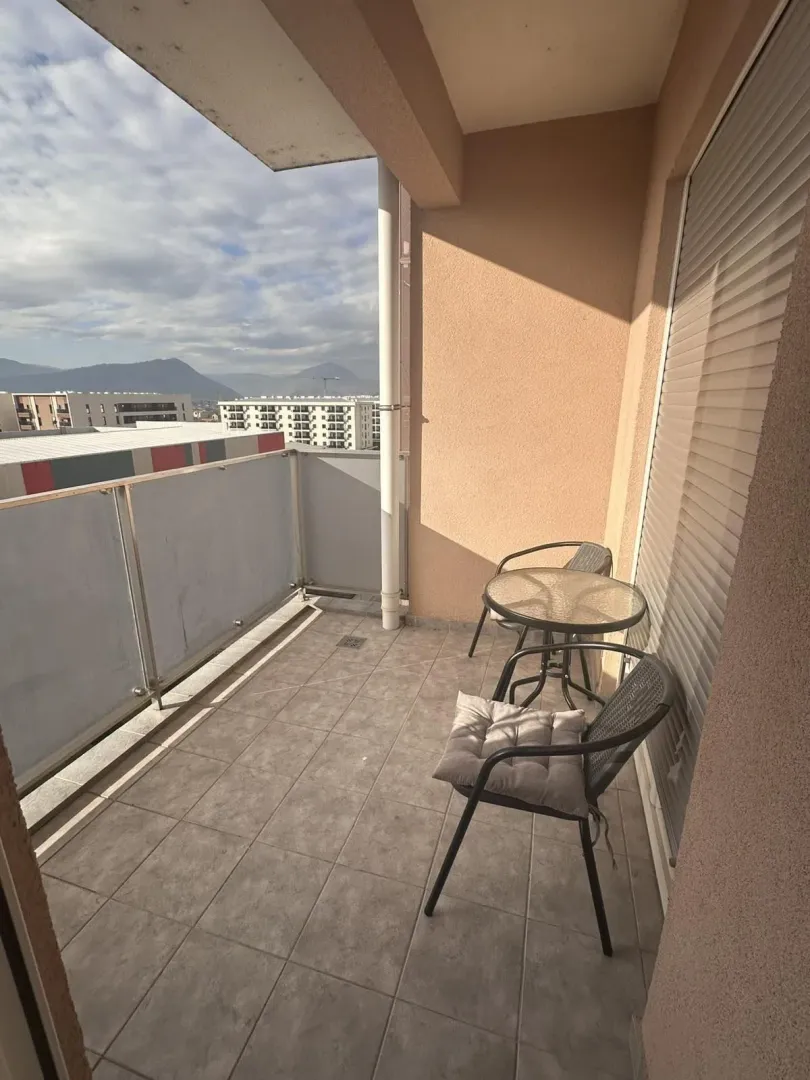 Balkon sa garniturom za sjedenje i pogledom na okolinu.
