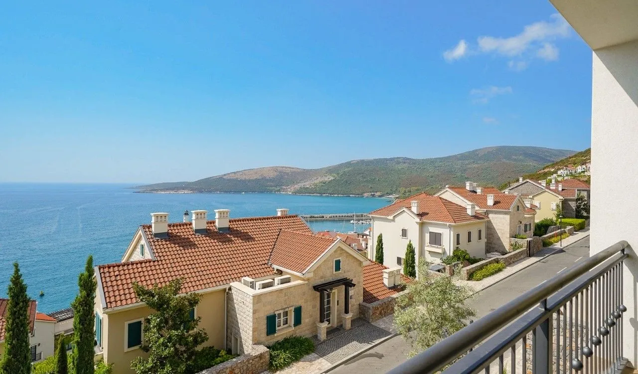 Pogled s terase na more, obalu i naselje.