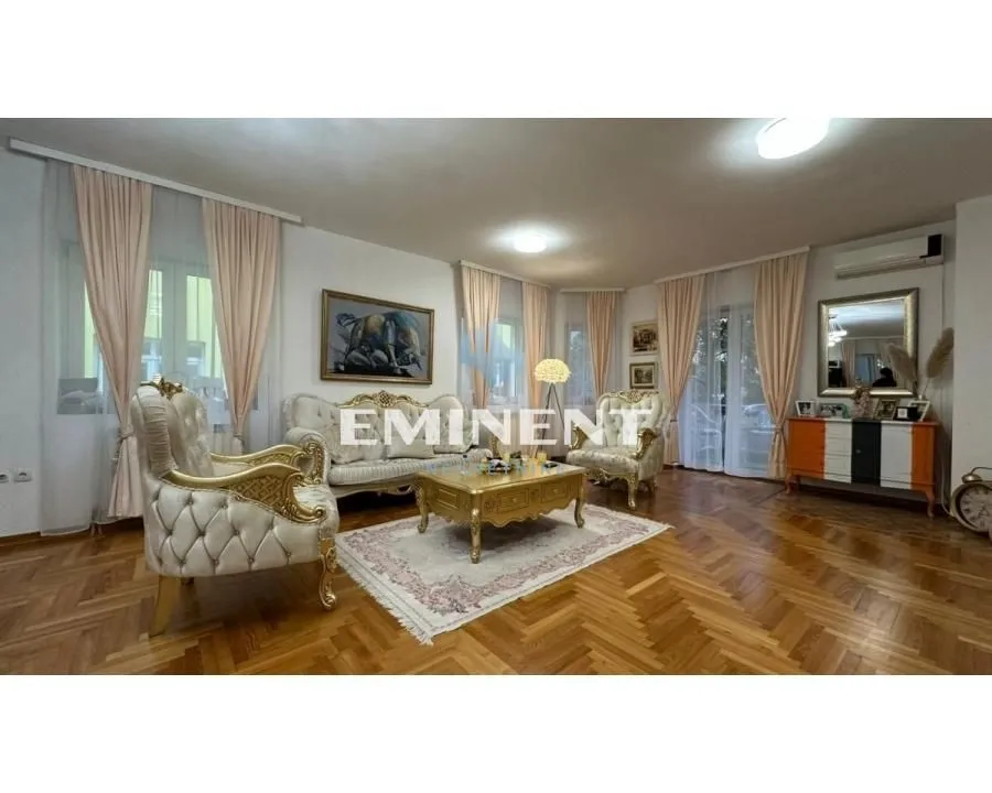 Izdavanje, četvorosoban stan, 140m², Zemun Sve Podlokacije, Beograd