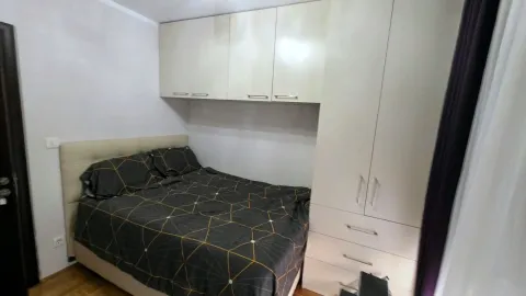 Namještena spavaća soba sa bračnim krevetom, garderoberom i visećim elementima. - image 10