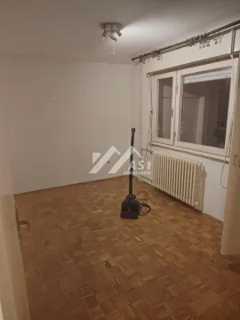 Prazna soba sa parketom i prozorom. - image 12