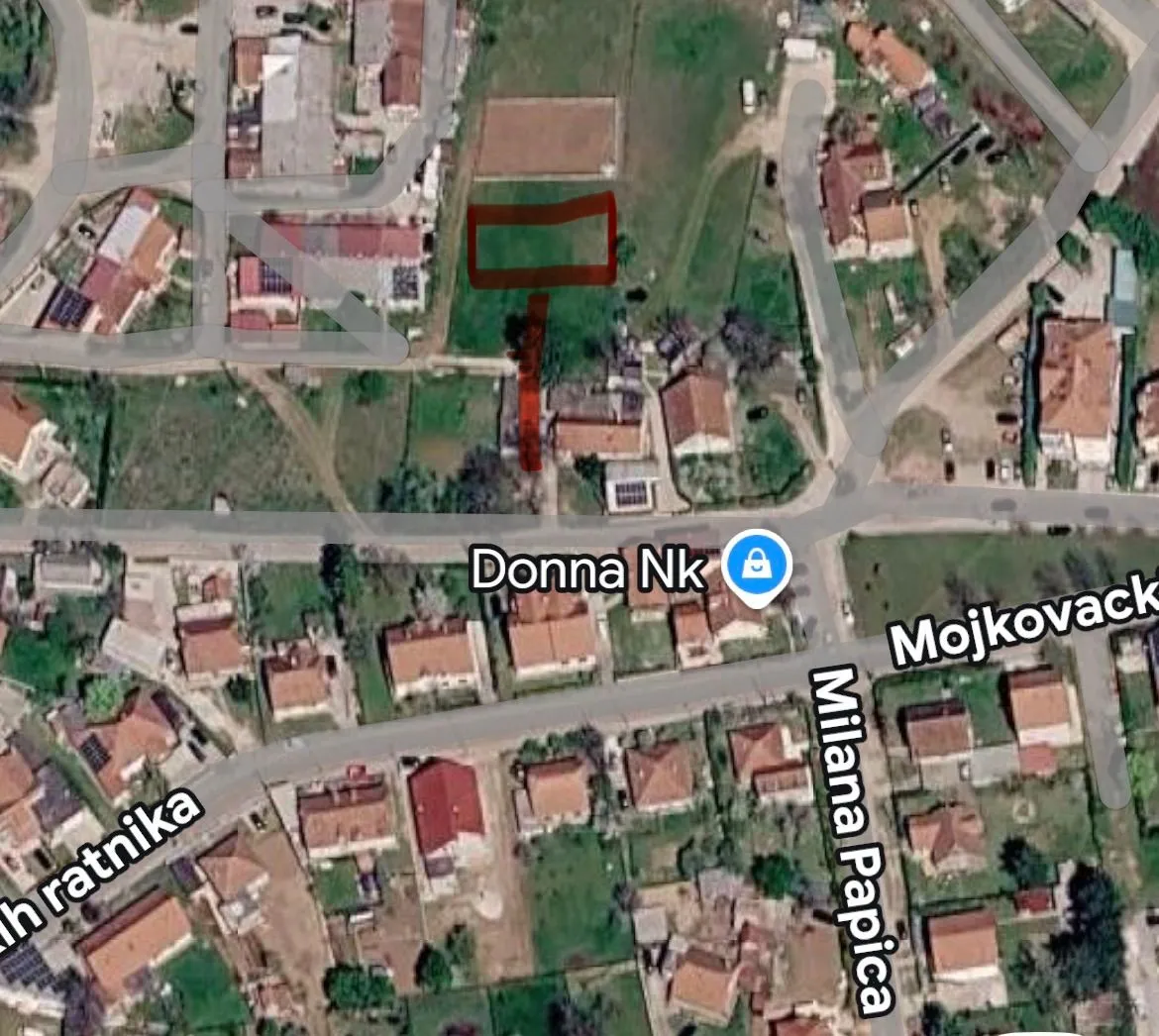 Satelitski snimak lokacije sa označenom parcelom i nazivima ulica.