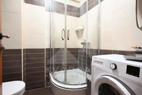 Kupatilo sa tuš kabinom, WC šoljom i veš mašinom. - image 14