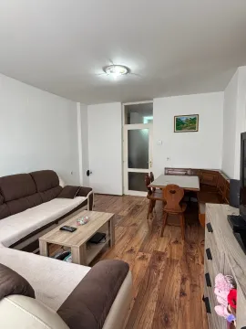 Dnevni boravak sa garniturom, drvenim stolom i trpezarijskim kutkom. - image 8
