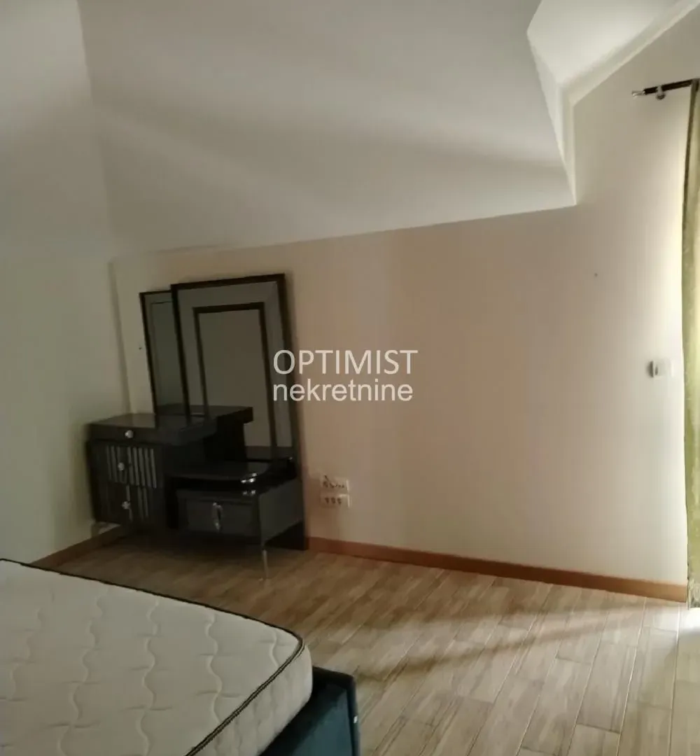 Izdavanje, četvorosoban stan, 220m², Surčin, Beograd