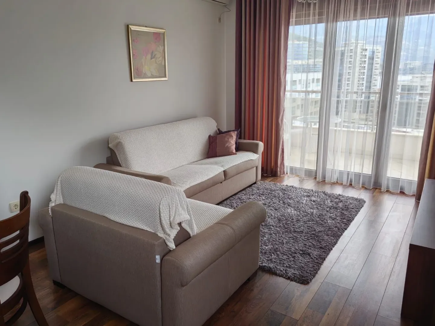 Living room with a sofa set and access to the terrace.