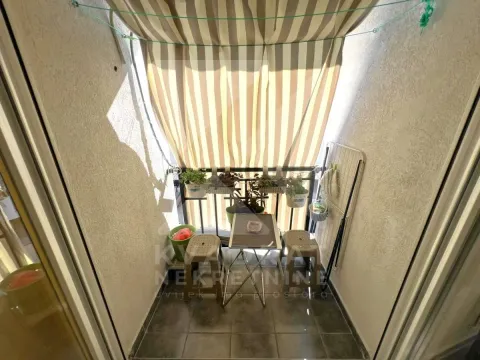 Manji namješten balkon sa stolom, stolicama i tendom. - image 8