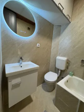 Manje kupatilo sa umivaonikom, WC šoljom i kadom. - image 3