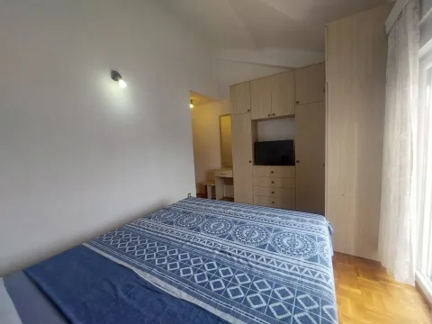 Namještena spavaća soba sa bračnim krevetom, plakarom i televizorom. - image 13