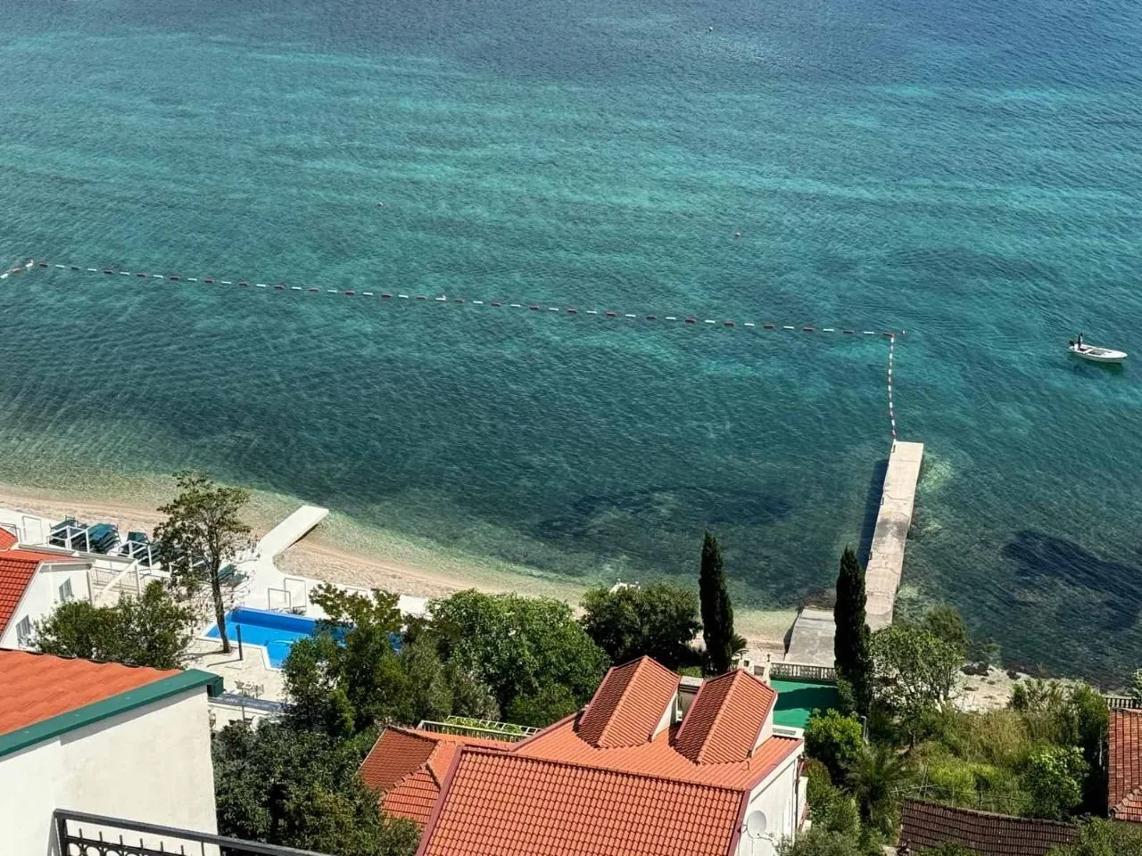 Izdavanje, dvosoban stan, 60m², Njivice, Herceg Novi