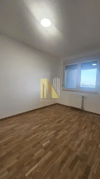 Prazna soba sa parketom i prozorom. - image 13