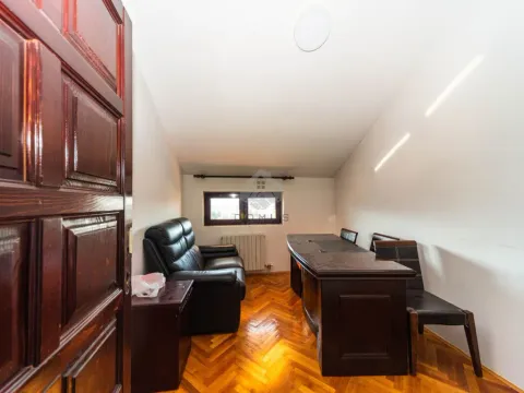 Izdavanje, poslovni prostor, 270m², Gorica C, Podgorica - image 19