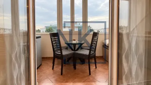 Zastakljena terasa sa stolom i četiri stolice. - image 11