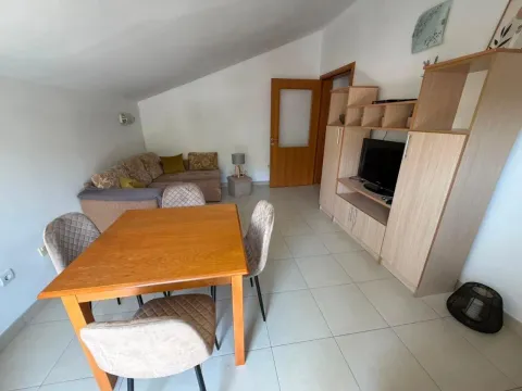 Dnevna soba sa trpezarijom i namještajem. - image 7