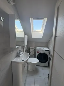 Kupatilo u potkrovlju sa umivaonikom, WC šoljom, mašinom za veš i krovnim prozorom. - image 14