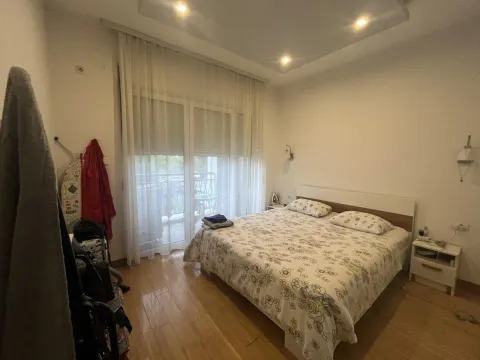 Svijetla spavaća soba sa bračnim krevetom i izlazom na terasu. - image 8