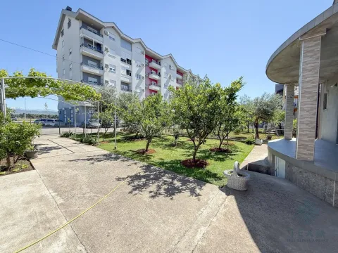 Izdavanje, trosoban stan, 110m², Stari Aerodrom, Podgorica - image 13