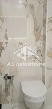 Pogled na moderno opremljeno kupatilo sa mermernim pločicama. - image 11