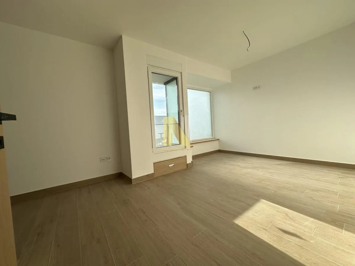 Prodaja, četvorosoban stan, 205m², Alibegovac, Petrovaradin