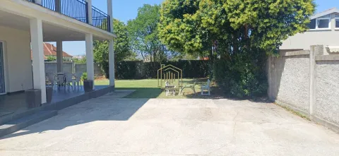 Pogled na dvorište i terasu kuće sa uređenom travnatom površinom. - image 18