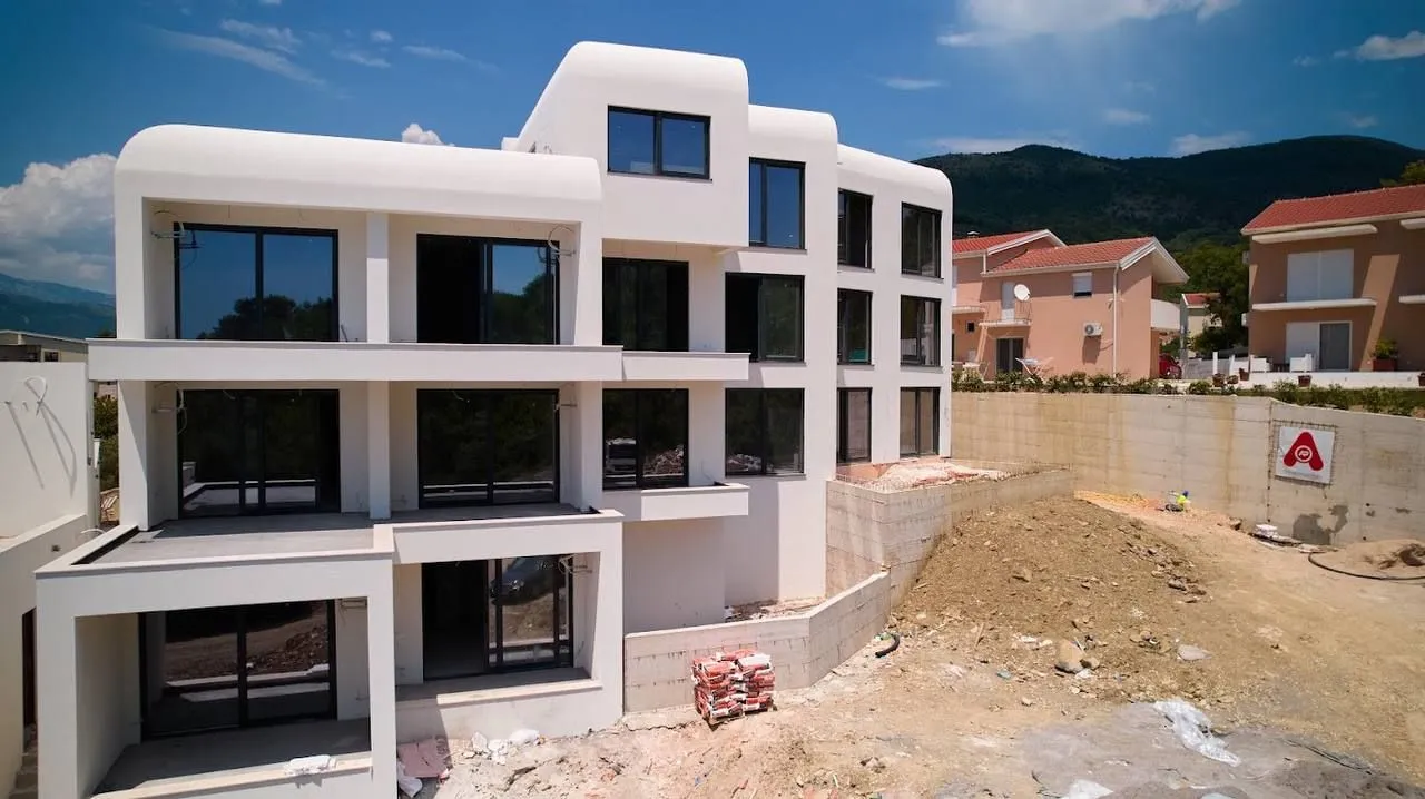 Spoljašnji izgled moderne višestambene zgrade u izgradnji sa terasama.