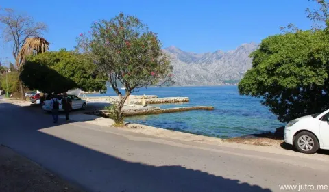 Pogled na more, obalu i planine sa lokacije blizu nekretnine. - image 8