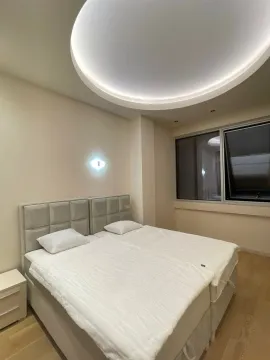 Moderna spavaća soba sa bračnim krevetom i kružnom rasvjetom na plafonu. - image 12