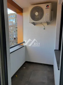 Manji natkriveni balkon sa spoljnom jedinicom klima uređaja. - image 8