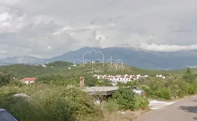 Pogled na okolni pejzaž i planine u daljini.