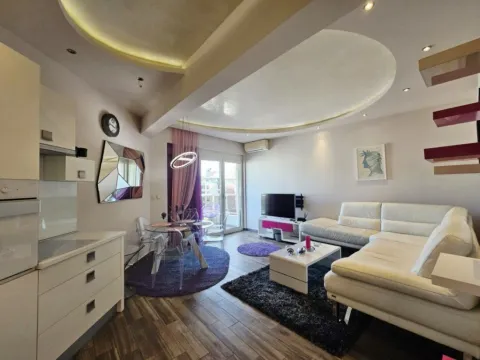 Izdavanje, dvosoban stan, 68m², Centar, Budva