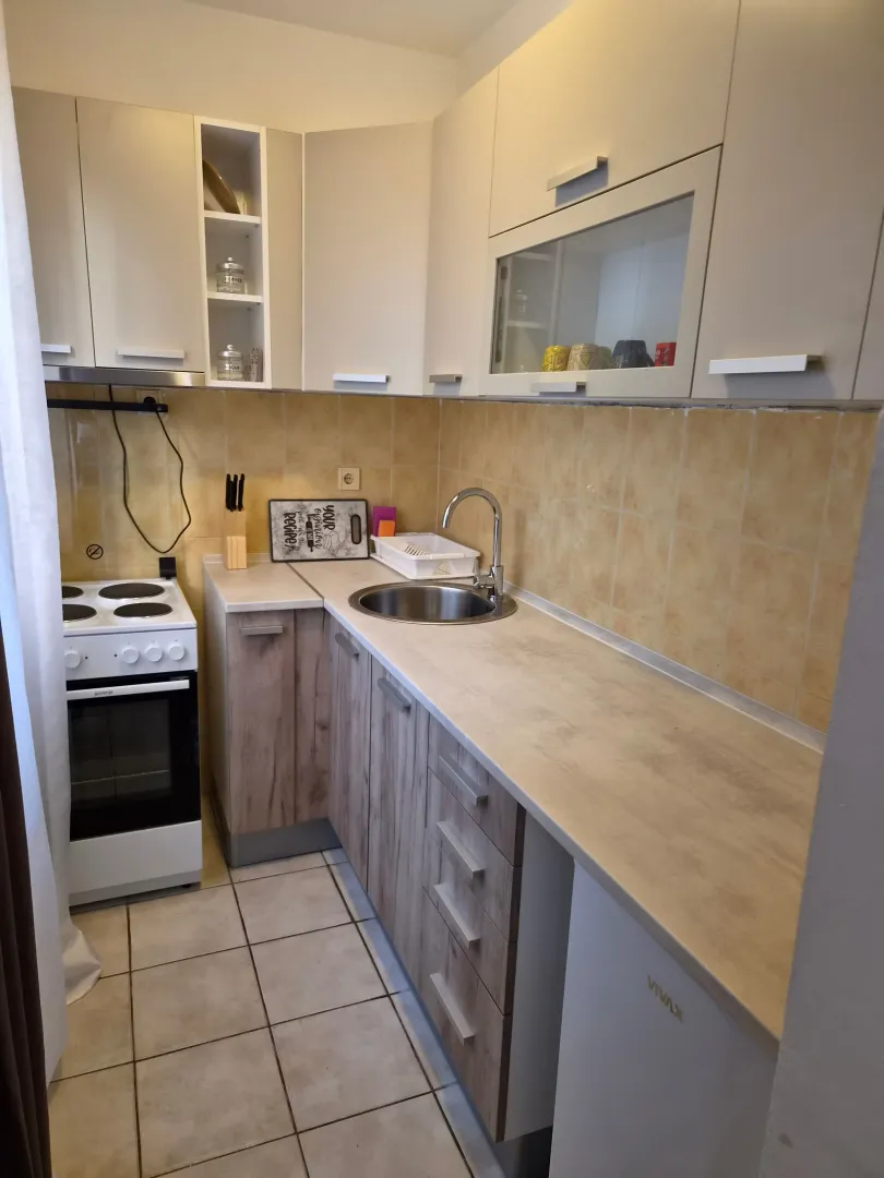 Small equipped kitchen with countertops and built-in units.