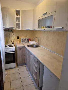 Small equipped kitchen with countertops and built-in units. - image 6