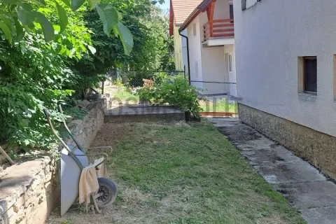 Pogled na dvorište i bočni deo kuće sa stazom. - image 10