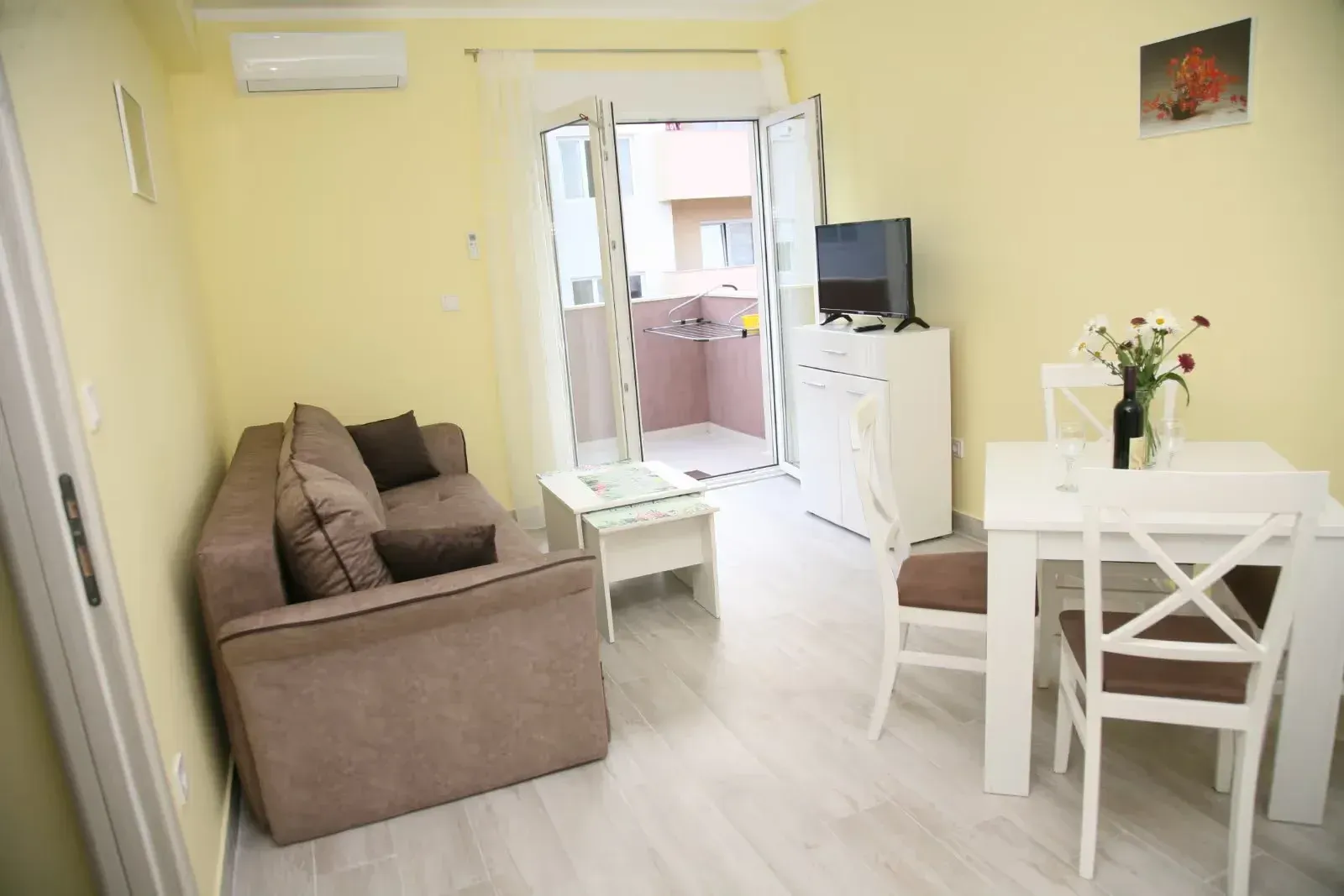 Izdavanje, stan, 50m², Tivat, Crna Gora