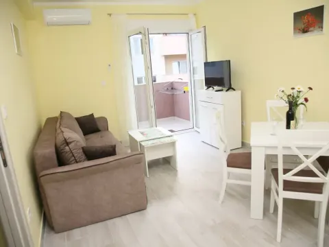 Izdavanje, stan, 50m², Tivat, Crna Gora - image 1