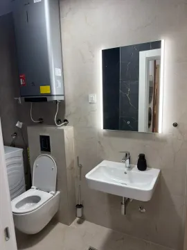 Moderne kupatilo sa umivaonikom, WC šoljom, ogledalom i bojlerom. - image 10