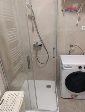 Kupatilo sa tuš kabinom i veš mašinom. - image 2