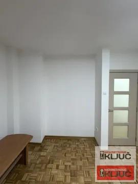 Prazna soba sa parketom i zatvorenim vratima. - image 8