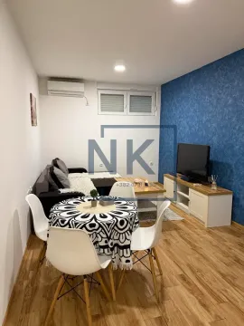 Dnevna soba sa trpezarijskim stolom, garniturom i televizorom. - image 2