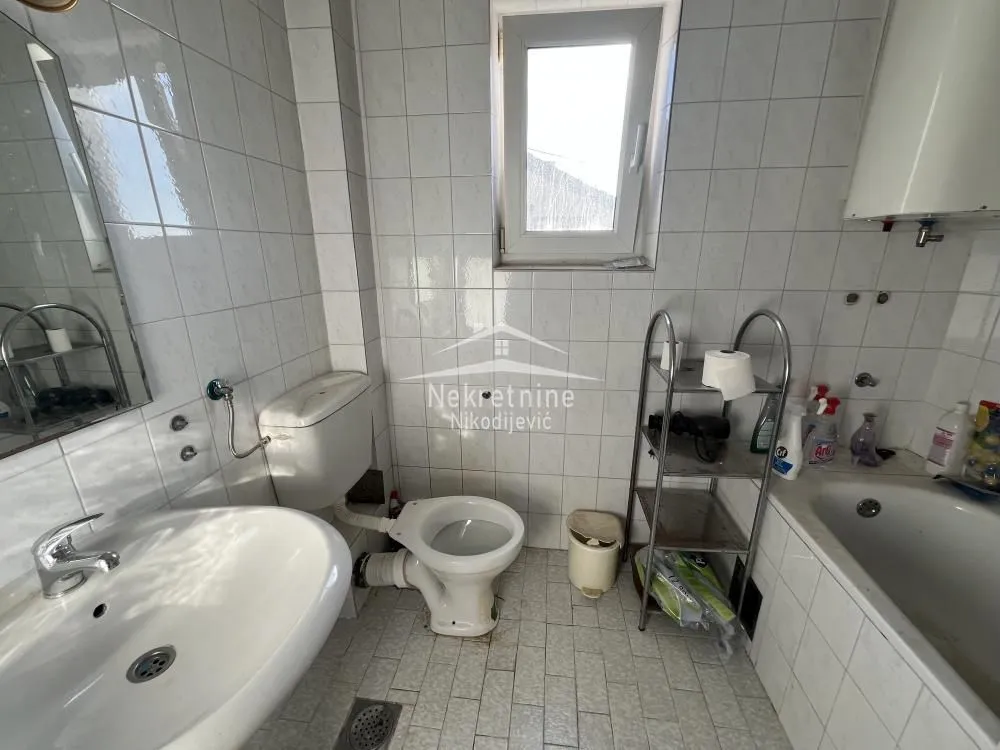 Manje kupatilo sa kadom, umivaonikom i toaletom.